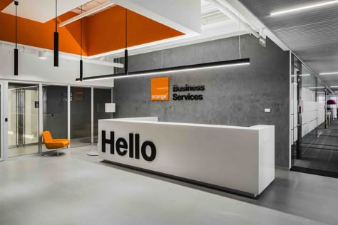 Gallery of Orange Business Services Office / T+T Architects - 6 Reception Desk Design, Corporate Office Design, Office Pictures, Office Lobby, Office Space Design, Modern Office Design, Corporate Interiors, Reception Desks, Counter Design