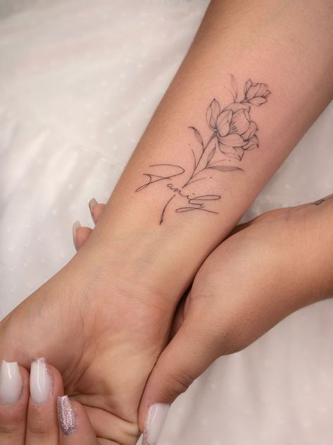 Fine Line Magnolia, Hand Tattoos Ideas, Mutterschaft Tattoos, Mommy Tattoos, Small Tattoo Ideas, Writing Tattoos, Petite Tattoos, Wrist Tattoos For Women, Cute Tattoos For Women