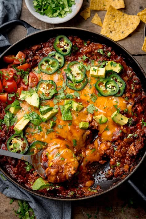 This Tex-Mex-style minced beef in a rich, tangy, spicy tomato sauce with peppers, black beans and melted cheese is easy to make and full of flavour. I love it served with rice and all the toppings! Beef Soup Instant Pot, Taco Empanadas, Bully Beef, Chile Verde Pork, Roast Dinner Sides, Mexican Beef Soup, Tamale Casserole, Easy Chicken Fajitas, Minced Beef Recipes