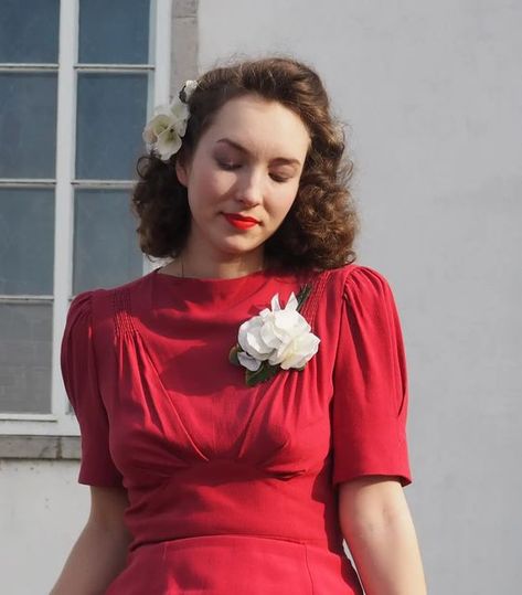 Stella on Instagram: "Throwback 🌷🌷🌷 . . . . . #1940s #1940shairstyle #1940sfashion #1940swomen #1940svintageinspireddress" 1940s Women, Fashion Displays, 1940s Outfits, 1940s Hairstyles, 40s Fashion, 50s Fashion, Inspired Dress, Traditional Dresses, Modern Vintage