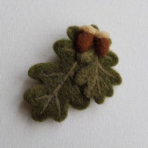 I have just one of my ever popular Needle Felted Oak Leaf and Acorn bag charm/keyring/brooch in my shop today......you choose the style!! Pop over to my shop to have a look, link in bio. #needlefeltoakleaves #needlefeltacorns #needlefelttoadstools #needlefeltmushrooms #needlefeltfeathers #needlefeltedbagcharms #oakleavesandacorns #handmadewithlove #etsyshopuk #handmadechristmas #etsyhandmade #etsyukseller #madewithlove #summerbuzzcreations #etsyfinds #etsygifts #shophandmadeuk #lovehandma... Needle Felt Acorns, Felt Oak Leaf, Needle Felted Leaves, Needle Felted Goose, Acorn Bag, Fae King, Felt Acorns, Felted Leaves, Felted Wool Acorns