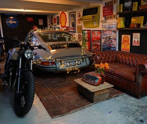 Classic Car Garage, Gear Room, Garage Loft, Cool Garages, Man Cave Room, Ultimate Garage, Garage Style, Garage Studio, Car Workshop