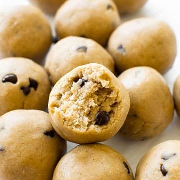 These easy to make protein bites are made from just 5 basic ingredients and taste just like cookie dough. Perfect on-the-go or pre-workout snack! Air Fryer Protein, Oatmeal Energy Balls Recipe, High Protein Cookie Dough, High Protein Cookie, Beaming Baker, Cookie Dough Protein, Easy To Make Cookies, Protein Cookie Dough, Cookie Bites