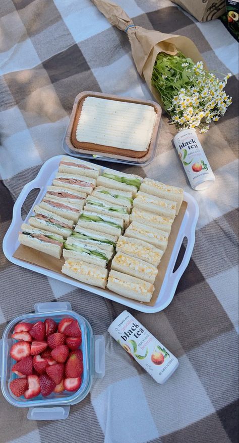 Beach Foods To Pack, Picnic Date Food, Picnic Inspiration, Date Recipes, Picnic Birthday, Picnic Food, Drunk Elephant, Picnic Foods, A Picnic