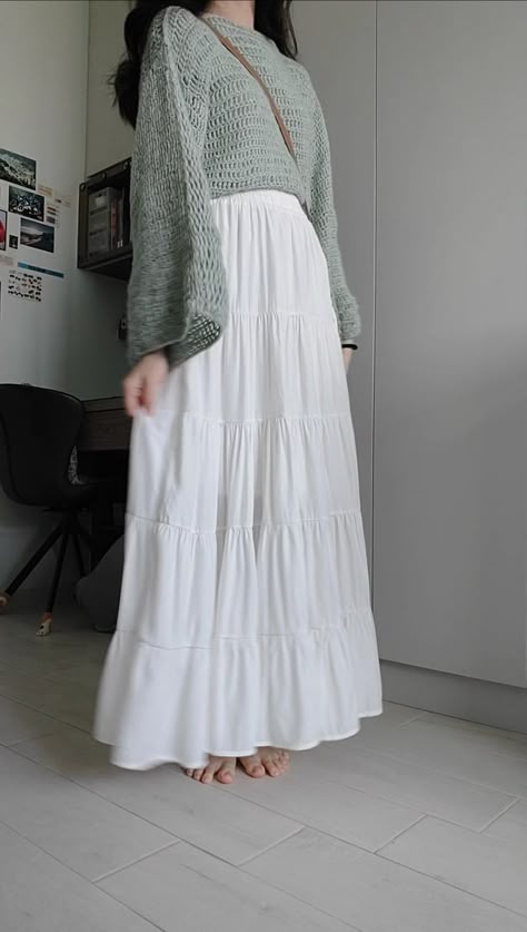 Korean Hijab Fashion, White Long Skirts, Long Skirts Winter Outfit, Outfits With Skirts Long, How To Style A Skirt In Winter, White Long Dress Outfit, How To Style A White Skirt, Cute Skirt Outfits For Winter, Cute Skirts For Summer