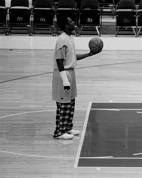 kobe bryant with broken hand and wearing pyjamas at practice in 1999 Basketball Kobe, Kobe Bryant Quotes, Kobe Bryant Poster, Kobe Bryant Nba, Ball Aesthetic, Kobe Bryant Pictures, Basketball Photos, Kobe Bryant Wallpaper, Bola Basket