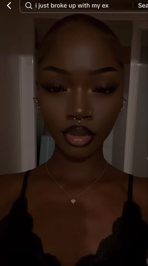 Prom Makeup 90s, Brow Lip Combo, Highlighter Black Women, Lip Liner Combos For Black Women, Dark Skin Lips, Dark Brown Eye Makeup Pop, Black Lip Liner Makeup, Different Aesthetic Makeup Looks, Basic Prom Makeup Natural