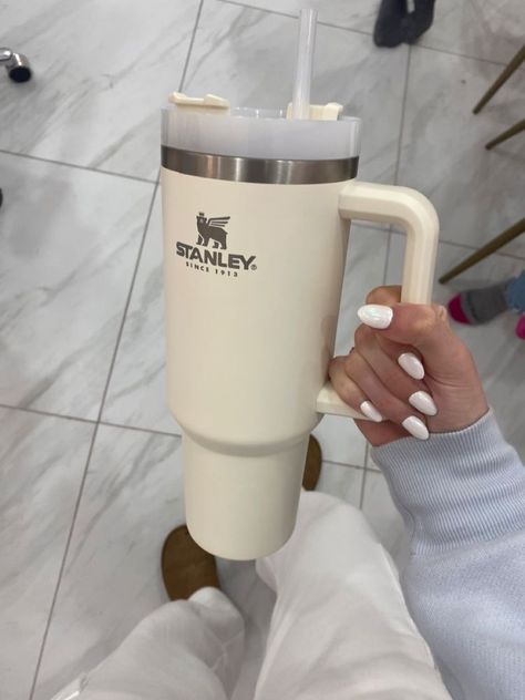 Aesthetic Coffee Tumbler, Stanley Tumbler Cup Aesthetic, Vaso Yeti, Stanley Water Bottle, Vanilla Girl Aesthetic, Tumblr Cup, Trendy Water Bottles, Stanley Cups, Coffee Smoothie