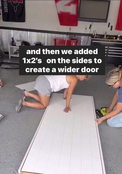 Are you looking for easy DIY barn door ideas? We’ll show you how to build a DIY barn door quickly and cheaply. Turn Existing Door Into Barn Door, Easy Diy Sliding Door, Diy Door Alternative, Diy Closet Doors How To Build, Shiplap Barn Door Diy, How To Build A Door Diy, Cheap Door Ideas, Diy Barn Doors Sliding, Barndoors Inside Diy