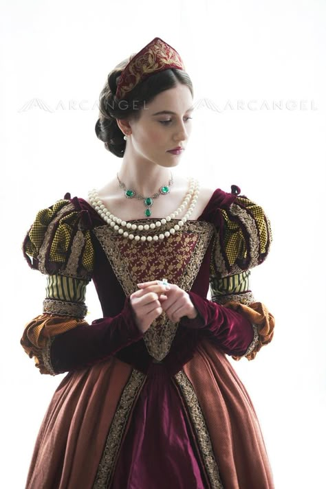 1500s Fashion, Tudor Dress, Tudor Fashion, Medieval Woman, Fantasy Dresses, Medieval Clothing, Medieval Dress, Medieval Fashion, Historical Costume