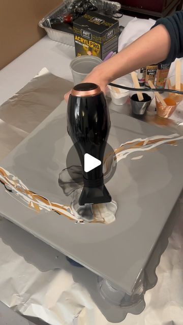 Acrylic Pour Coffee Table, Fluid Acrylic Art, Acrylic Fluid Painting, Paint Pouring Art Ideas, Black And Gold Art Paint, Paint Pouring Ideas, Gold And Black Painting, Fluid Art Ideas, Acrylic Pour Painting Ideas