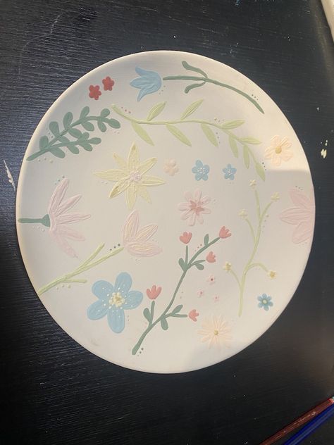 Clay Cafe Painting Ideas Plates, Pottery Painting Plate Flowers, Ceramic Flower Painting, Pottery Ideas Flowers, Pottery Flower Painting, Pottery Painting Inspo Flowers, Ceramic Art Flowers, Easy Pottery Painting Designs, Pottery Painting Ideas Floral