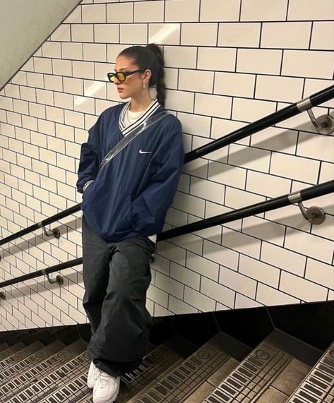 Dinner To Drinks Outfit, Overall Baggy Outfits, Quarter Zip Windbreaker Outfit, 90s Joggers Outfit, Styling Windbreakers, New York Streetwear Women, Cool Cardigan Outfit, Pnw Street Style, Street Classy Outfit