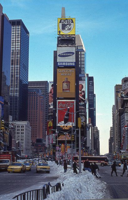 See how Times Square transformed from seedy to safe during the 1990s in these vintage photos. 1990 Aesthetic, 1990s Photos, New York City Photos, New Yorker Covers, Tall Buildings, New York Poster, New York Aesthetic, Vintage New York, Concrete Jungle