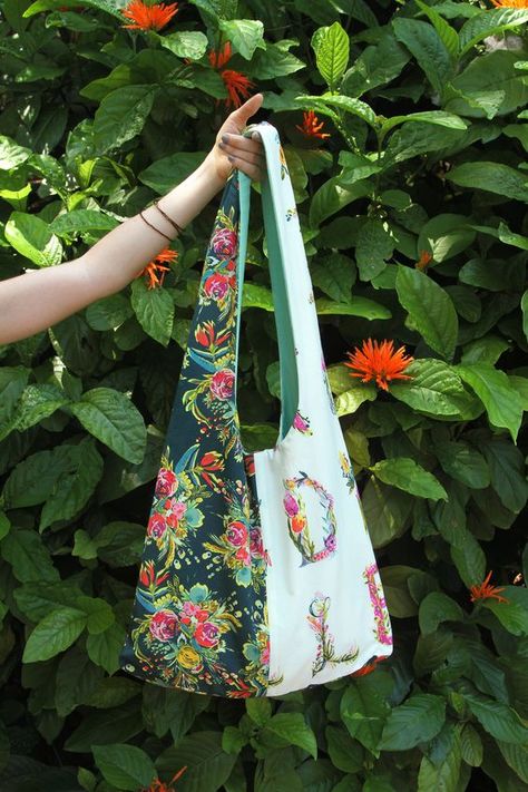 "Bouquet Bag" Free tote bag pattern #BeadingPatterns #BeadPattern #BeadPatternsFree #BeadPatternIdeas Boho Bag Pattern, Tote Bag Patterns, Bouquet Bag, Hobo Bag Patterns, Tote Bag Pattern Free, Patchwork Tote Bags, Bags To Sew, Bags Sewing, Bag Pattern Free