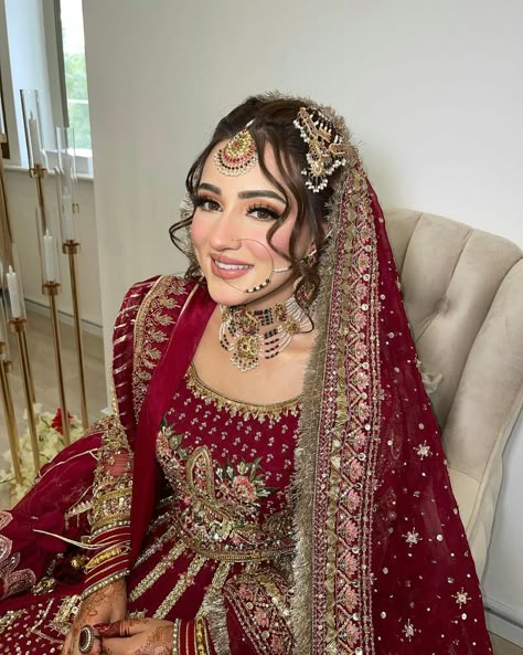 Desi Bridal Makeup, Pakistani Makeup Looks, Pakistani Makeup, Pakistani Bridal Hairstyles, Wedding Makeover, Beautiful Bridal Makeup, Red Bridal Dress, Pakistani Bridal Makeup, Bridal Lehenga Designs