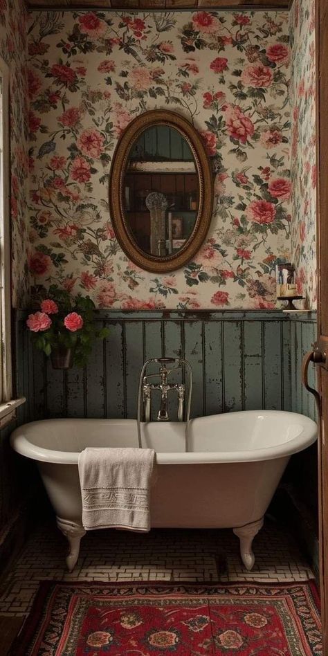 Bathroom Interior Design Vintage, Interesting Bedroom Design, Parisian Home Design, Vintage Powder Room Decor Ideas, Vintage Farmhouse Interior, Cottagecore Bathroom Ideas, Small Cottage Homes Interior, Cottagecore Bathroom, Vintage Cottage Home