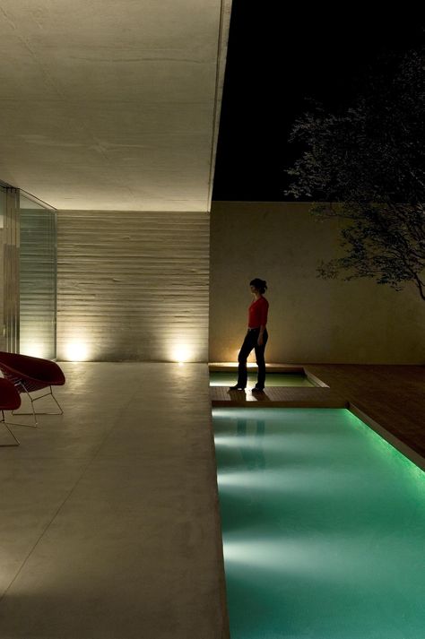 Pool Lighting Design, Outdoor Pool Lighting, Exterior House Lighting, Pool Lighting, Studio Mk27, Backyard Seating Area, Piscina Interior, Spa Lighting, Pool Water Features