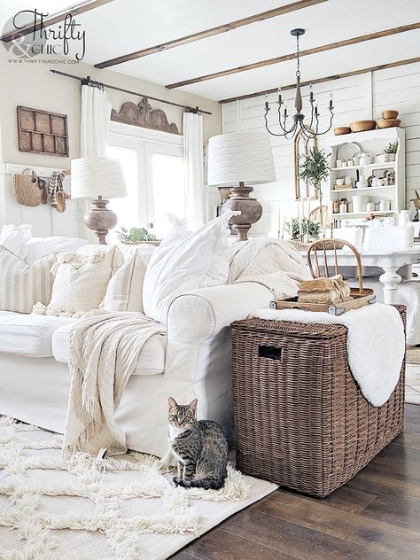 White Cottage Living Room Ideas, Crabby Chic Living Room, White Shabby Chic Living Room, Cozy White Cottage Living Room, Vintage French Cottage Living Room, French White Decor, Boho Cottage Decor Living Room, French Farmhouse Family Room, Shabby Sheek Decor Cottage Chic