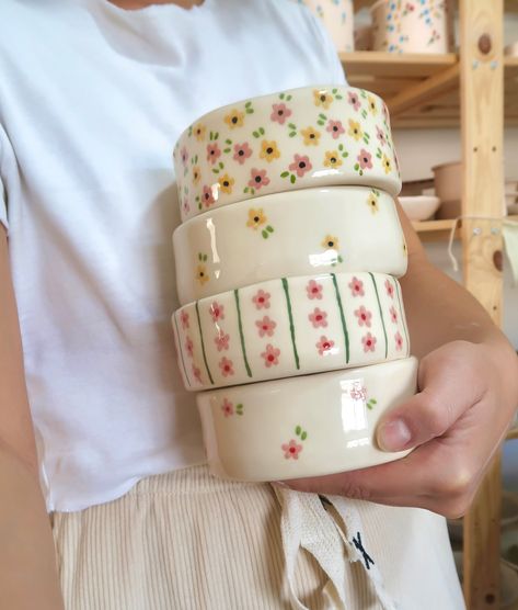 ✨ Some random moments from the past few days in the studio 🎨 These have been happy days, with the new drop getting closer and closer 🍂 Very soon, I will reveal the date 💛 . . . . . . . . #handmadewithlove #clayartist #ceramicartist #potterylife #ceramicdrawing #ceramicflowers #cuteceramic #cuteceramics #handmadeceramics #potterypainting #potterydrawing Ceramic Plate Bowl, Ideas For Pottery Painting, Ceramic Class Ideas, Cute Ceramic Painting Ideas, Ceramic Clay Ideas, Ceramics Ideas Pottery Inspiration, Handmade Ceramics Ideas Pottery, Pottery Art Ideas, Clay Painting Ideas