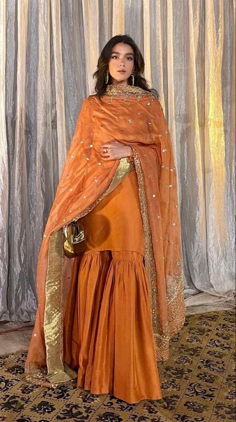 Gharara Styling Ideas, Dholki Outfit Pakistani Dresses, Sharara Designs For Mehndi, Sharara Suit Ideas, Desi Shaadi Outfits, Dholki Clothes, Dholki Dress Ideas, Mehndi Outfit Designs, Aesthetic Desi Clothes