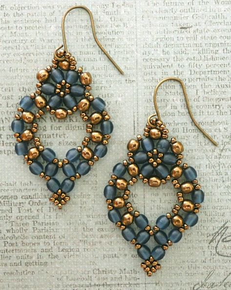 Linda's Crafty Inspirations: Free Beading Pattern - Princess Earrings Diy Shamballa Armband, Princess Earrings, Beaded Earrings Tutorials, Motifs Perler, Beading Patterns Free, Beaded Earrings Patterns, Earring Tutorial, Beaded Jewelry Patterns, Beaded Hoop Earrings