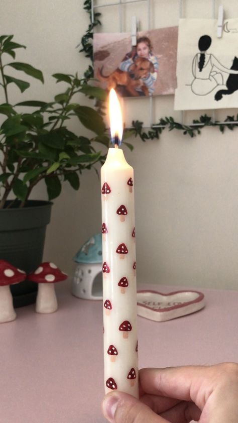 Painted Candles With Candles, Aesthetic Candle Painting, Painting Candles Acrylics, Aesthetic Painted Candles, Candle Painting Inspiration, Acrylic Candle Painting, Candles Painting Ideas, Diy Flower Candles, Candel Painting Idea