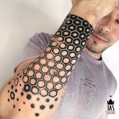 Bracelet Tattoo For Man, Wrist Band Tattoo, Tatoo 3d, Hexagon Tattoo, Honeycomb Tattoo, Wrist Bracelet Tattoo, Mujeres Tattoo, Cyberpunk Tattoo, Geometric Sleeve Tattoo