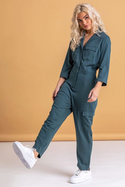 How to coverall and show it off all at once! This utility-inspired jumpsuit is cool and versatile for every season. #dusk #duskfashion #springjumpsuit #springlooks #utilitywear #utilitylooks #easyoutfits #easylooks Utility Jumpsuit Outfit, Womens Jumpsuit Outfits, Jumpsuit Outfit Winter, Work Jumpsuit, Jumpsuit Costume, Jumpsuit Shorts, Costume Jumpsuit, Shorts Jumpsuit, Styling Outfits