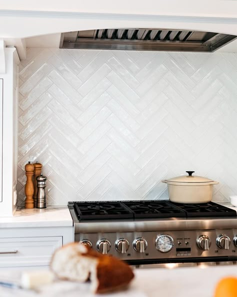 Double Herringbone Backsplash Kitchen, White Kitchen With Herringbone Tile, White Brick Herringbone Backsplash, Kitchen Backsplash Chevron, Light Blue Herringbone Backsplash, Tile Backsplash Kitchen Herringbone, Fishbone Backsplash Kitchen, White Chevron Backsplash Kitchen, Cream Kitchen Backsplash Ideas