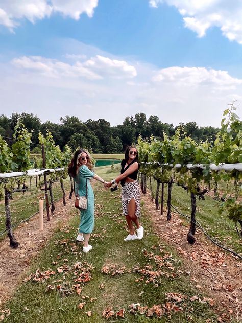 Pics With Best Friend, Winery Pictures, Vineyard Aesthetic, Trio Poses, With Best Friend, Bestie Goals, Bach Party, Blogger Girl, Best Friend Pictures