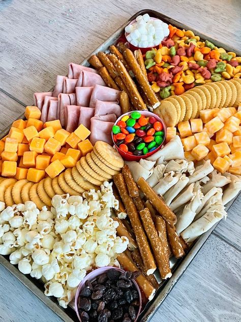 Kid-Friendly Charcuterie Board - Grace Like Rain Blog Food Boards Ideas, Kids Charcuterie, Stovetop Appetizers, Trying New Foods, Snack Boards, Birthday Party Snacks, Snack Platter, Boards Ideas, Charcuterie Inspiration