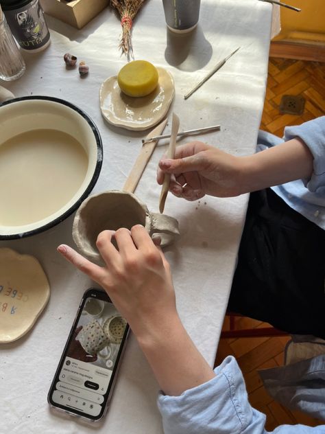 Doing Pottery Aesthetic, Potter Aesthetic Clay, Ceramics Class Aesthetic, Clay Sculpting Aesthetic, Clay Making Aesthetic, Craft Girl Aesthetic, Clay Craft Aesthetic, Pottery Aesthetic Ideas, Ceramic Class Ideas