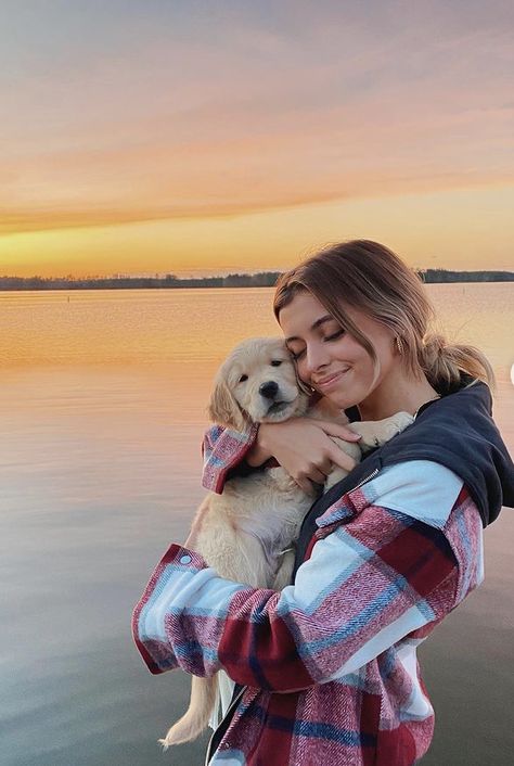 Golden Retriever Picture Ideas, Puppy Beach Photoshoot, Photo Shoot With Puppy, Pics With Puppy, Puppy Photo Shoot Ideas, New Puppy Pictures Ideas, Dog Mom Photoshoot Ideas, Instagram Picture Ideas With Dog, Poses With Dogs Instagram