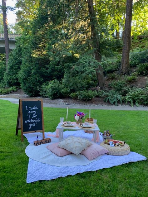 Picnic Surprise For Boyfriend, Asking A Girlfriend Out Picnic, Picnic At Park Ideas, Simple Picnic Proposal, Will You Marry Me Picnic, Picnic Setup Ideas Romantic, Will You Be My Girlfriend Picnic, Picnic Ideas For Boyfriend, Promposal Picnic