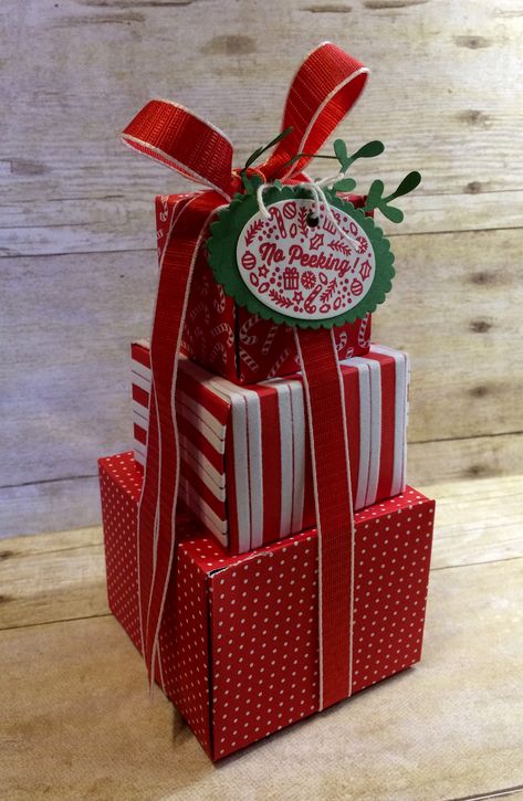 How To Stack Gifts With Ribbon, Gift Box Christmas Decoration, Wrapped Presents Decorations, Fake Presents Decor, Gift Stacking Ideas, Diy Gift Box Decoration, Tiered Gift Wrapping Ideas, Christmas Gift Stack, Present Stacking Ideas