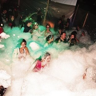 15 Insane College Parties That Will Make You Want To Transfer - BuzzFeed Mobile Party Aesthic, Party Themes College, Burning Men, Foam Party, Frat Parties, Party Life, College House, College Party, College Parties