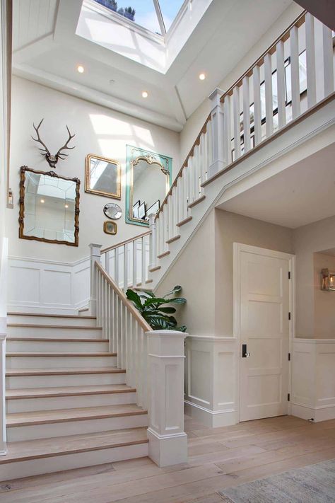 Chic and stylish coastal style home in Newport Beach, California Blonde Flooring, Open Staircase, Traditional Style Homes, Foyer Decorating, Coastal Living Rooms, Modern Stairs, Interior Stairs, House Stairs, Staircase Design