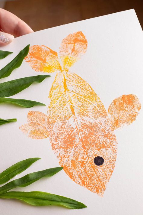 This Leaf Fish Art Is A Cute Ocean Craft Leaves Art Painting, Leaf Painting Ideas For Kids, Painting Using Leaves, Natural Art For Kids, Craft With Leaves For Kids, Leaf Print Art For Kids, Painting On A Leaf, Leaf Print Painting, Vegetable Printing Art For Kids