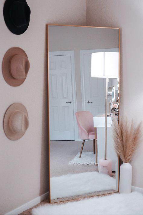 Big Mirror In Bedroom, Paradise Decor, Blob Mirrors, Mirror Bedroom Decor, Mirror Bedroom, Corner Decor, Cute Bedroom Decor, Living Room Mirrors, Room Deco