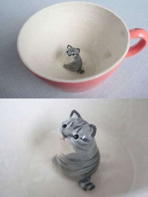 Ceramic Mugs With Animals Inside, How To Make Cup From Clay, Cat Ceramic Mug, Beginners Pottery Ideas, Surprise Mug, Beginner Pottery, Clay Diy Projects, Tanah Liat, Keramik Design