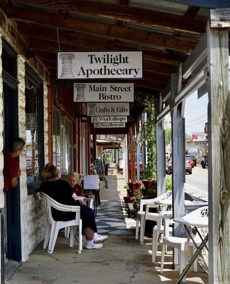 5 Small Towns in Arkansas We LOVE Calico Rock Arkansas, American Small Town Aesthetic, Arkansas Aesthetic, Places To Visit In Arkansas, Northern Arkansas, Hiking Arkansas, Small Country Town, Mountain View Arkansas, Cheap Weekend Getaways