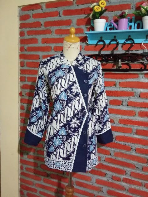 Batik alifia Model Blouse Batik, Batik Formal, Batik Blazer, Model Dress Batik, Mode Batik, Blouse Outfit Casual, Batik Dress Modern, Model Batik, Batik Clothing