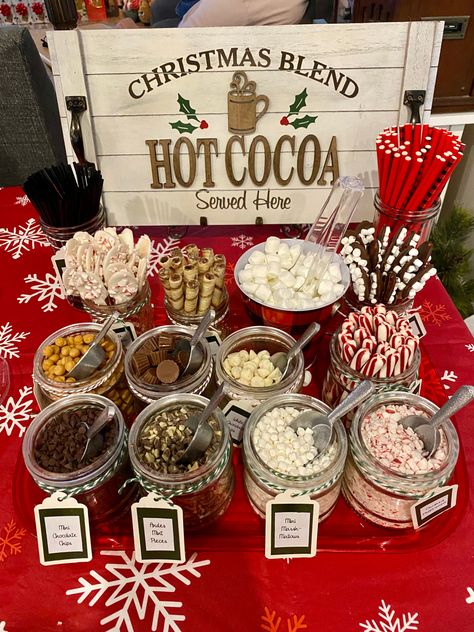 Christmas Aesthetic Hot Chocolate, Hot Coco Boards, Christmas Decor Ideas Food, Hot Chocolate Table Ideas, Cool Christmas Party Ideas, Christmas Party Candy Table, Christmas Kids Movie Night, Hot Cocoa Bar Outside, Hot Chocolate Boards