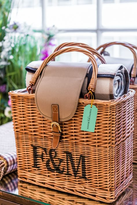 Rattan Picnic Basket, Picnic Bag Ideas, Picnic Basket Ideas, Luxury Picnic Basket, Hamper Gift Basket, Luxury Picnic, Summer Skies, Camping Box, Luxury Hampers