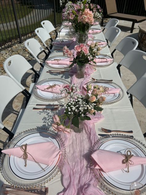 Table Decor Outdoor Party, Sweet 16 Decorations Table, Simple Sweet 16 Table Decor, Sweet 16 Place Settings, Pink Themed Birthday Party Sweet 16, Sweet 16 Party Table Ideas, Simple Quince Party Ideas, Table Settings Sweet 16, Coquette Party Aestethic