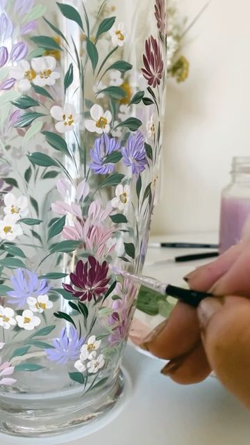 Flowers On Glass Painted, Paint Glass Vases Diy Ideas, Floral Glass Painting, Painting A Vase Ideas, Painting Vase Ideas, Glass Painting Designs Acrylic, Painted Jars Ideas, Glass Painting Aesthetic, Painted Vases Ideas