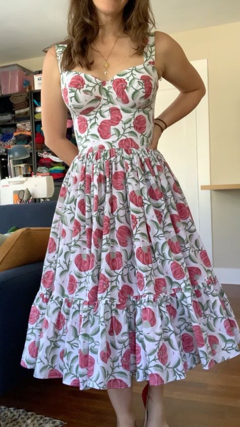 kmakesthings on Instagram: Here she is, friends! 🥰 Drafted this corset-style bustier top based on my fave strapless bra, and sewed her up in a lovely lightweight… Bustier Summer Dress, Simple Dresses Pattern, Corsets For Women, Corset Frock, Bustier Dress Casual, Dress Styles Women, Corset Dress Casual, Casual Dresses For Summer, Corset Style Dress