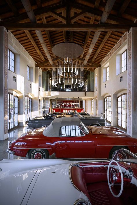 The Garage | Complete Kitchens Tailor made | Officine Gullo Classic Car Garage Ideas, Huge Garage With Cars, Elegant Garage Interior, Luxury Home Garage, Big Garage Ideas, Dream Garage Luxury, Luxury Garage Interior, Minimalist Garage, Car Garage Ideas