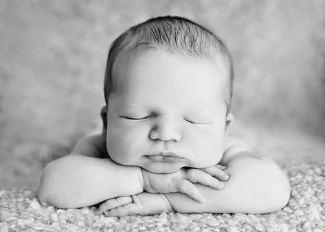 Poses Hands, Diy Newborn Photography Props, Photo Bb, Diy Newborn Photography, Baby Boy Newborn Pictures, Foto Newborn, Newborn Photography Boy, Baby Pictures Newborn, Newborn Family Photos